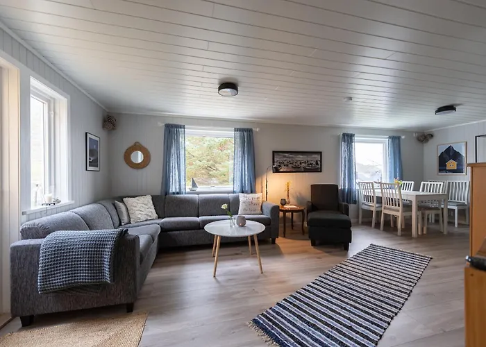 Cozy House By The Fjord In The Heart Of Lofoten