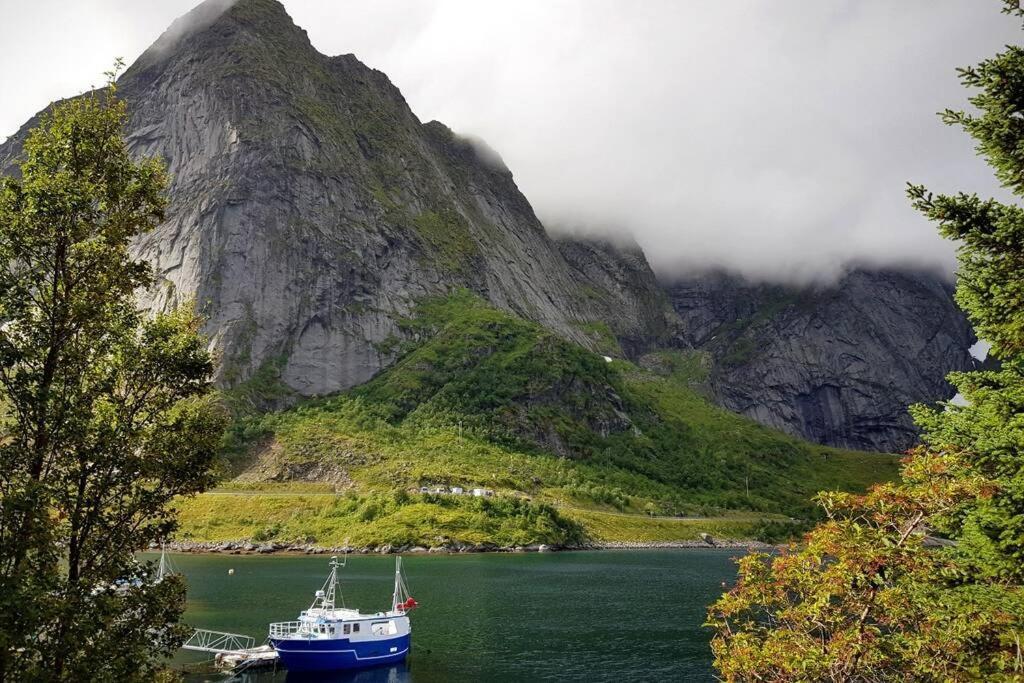 Cozy House By The Fjord In The Heart Of Lofoten * Reine