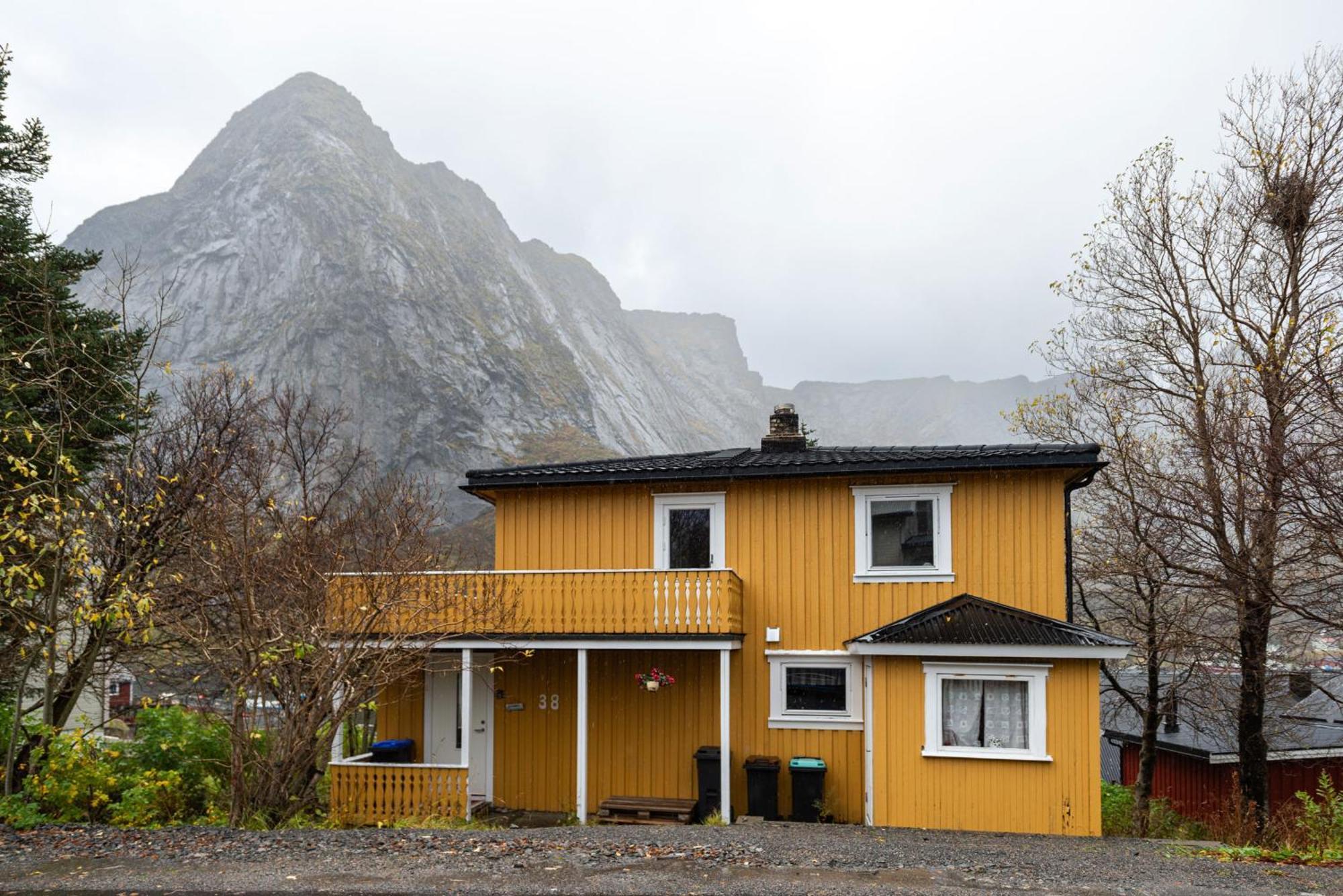 Cozy House By The Fjord In The Heart Of Lofoten Reine